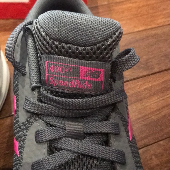 EUC Women’s New Balance Size 9 Running Shoes - Picture 3 of 6